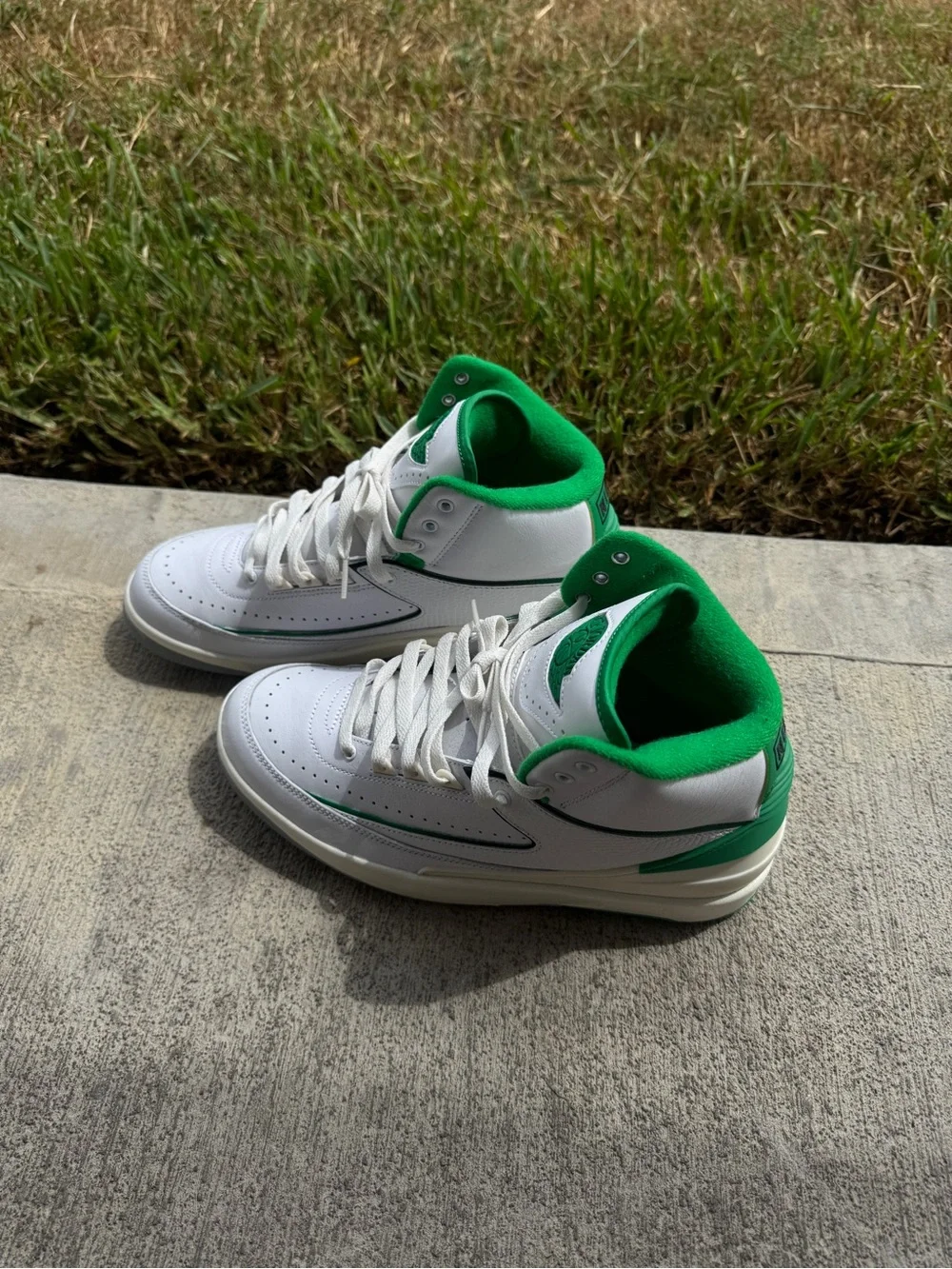Lucky Green Retro 2s. Size 8M 9.5W. 9.5/10 Condition! WORN 1X!!  No Box, Comes W